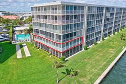 Yacht Club Dr Apt 214, North Palm Beach - FL