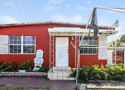 E 10th St, Hialeah - FL