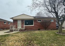 E Rose Ave, Garden City - MI