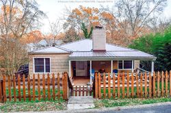 Forest Cir, Charleston - WV