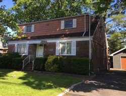 Roosevelt Ct, Carle Place - NY
