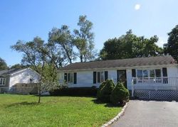 E Sycamore St, Central Islip - NY