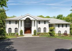 Tall Oaks Ct, Syosset - NY