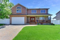 W Belle Terre Ave, Lindenhurst - NY