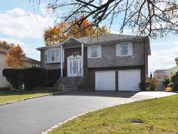 Crescent Dr, Albertson - NY